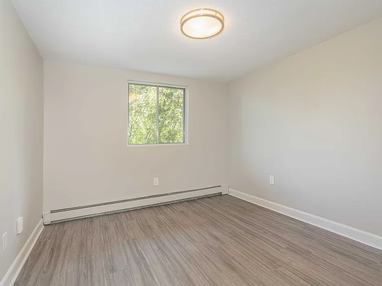 985 Maxwell St — Photo 16