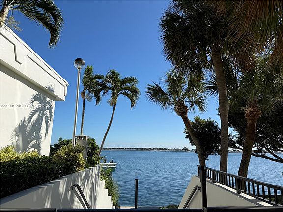 3rd image of 1925 Brickell Ave #1403