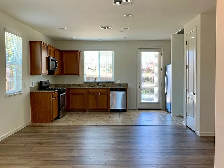 1900 Monroe Ct #100 — Photo 21