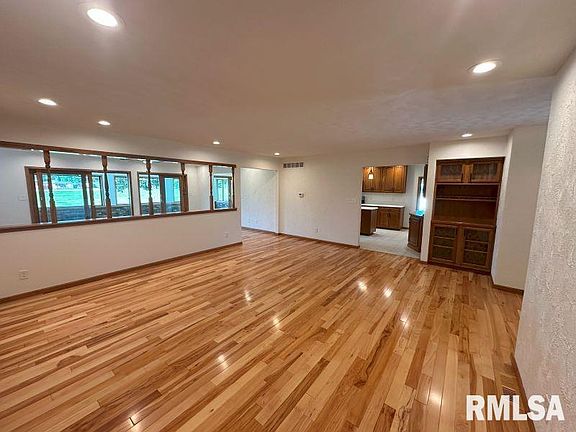 3rd image of 1109 Brookview Dr