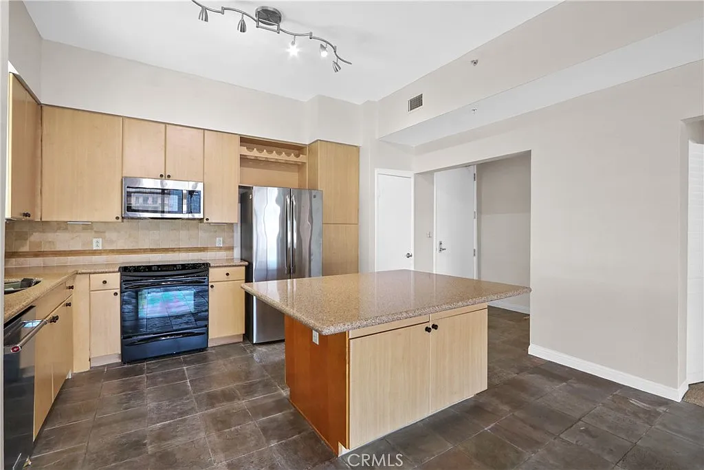 2 bed, 2.0 bath, 1040 sqft, $3,800 — Photo 3