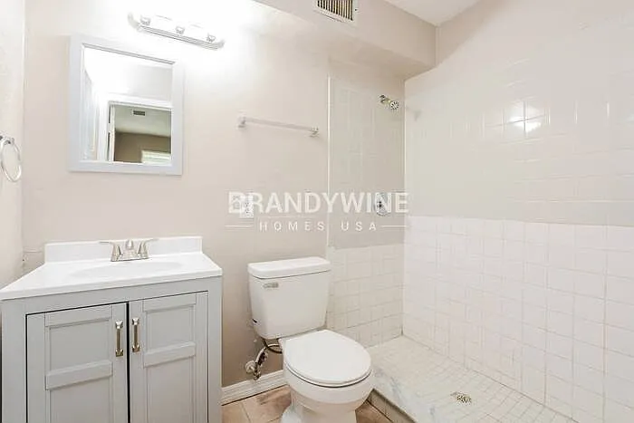 700 E 7th St — Photo 13