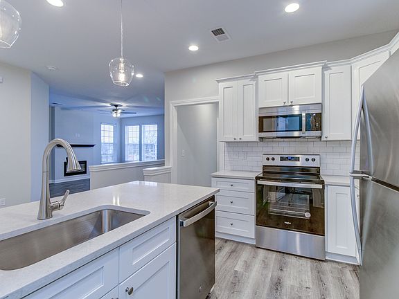 4th image of 15108 Lamar Ave #B