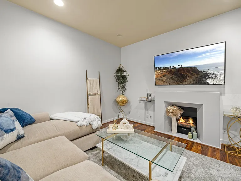 585 N Rossmore Ave #208 — Photo 6