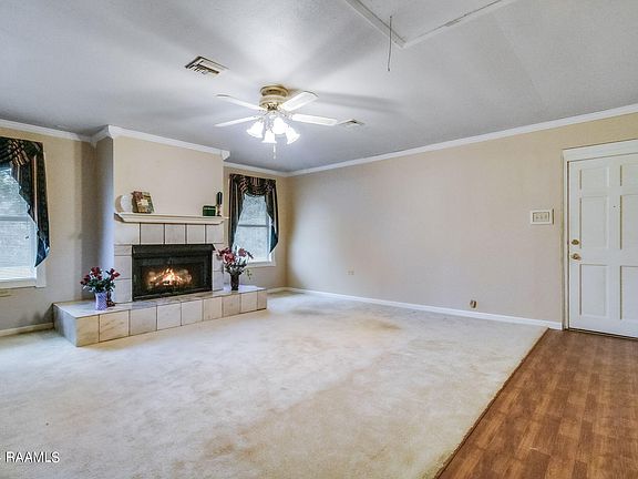 5th image of 449 Genevieve Dr
