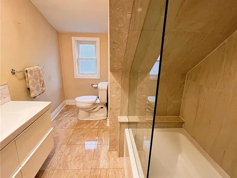 900 Avenue Rd #3 — Photo 22