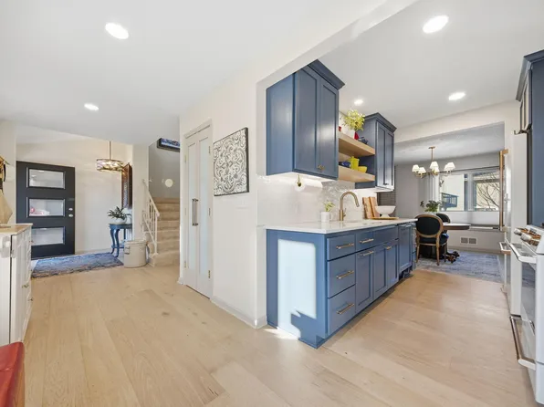 2648 Mackubin St, Roseville, MN 55113