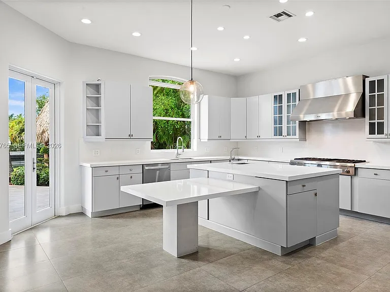 552 Palm Dr — Photo 18
