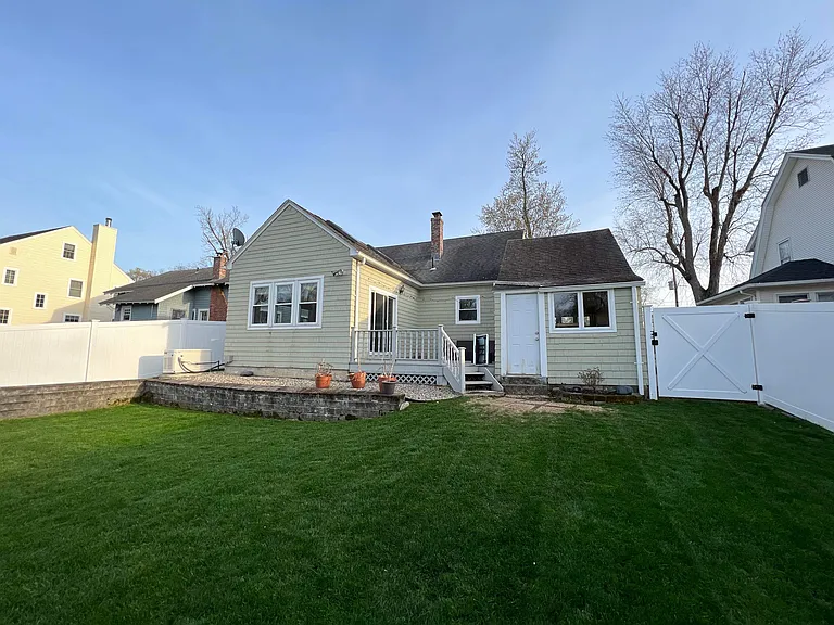 140 Maple Rd — Photo 3