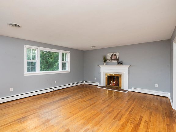 3rd image of 906 Ridgecrest Cres