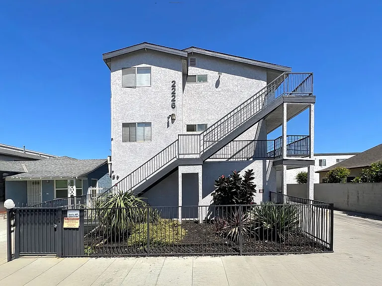 2226 Lewis Ave — Photo 17
