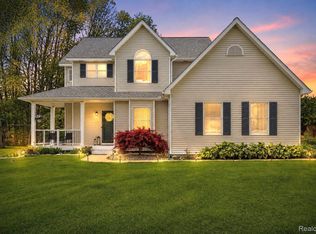 2389 Golfview Cir, Fenton, MI 48430