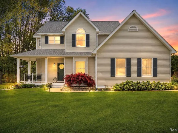 2389 Golfview Cir, Fenton, MI 48430