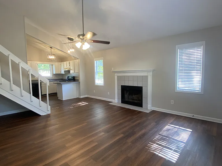 145 Viking Dr #19 — Photo 2
