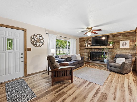 3rd image of 1310 Manor Dr
