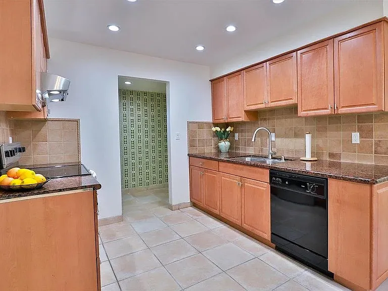 6821 Havenhurst Dr — Photo 9