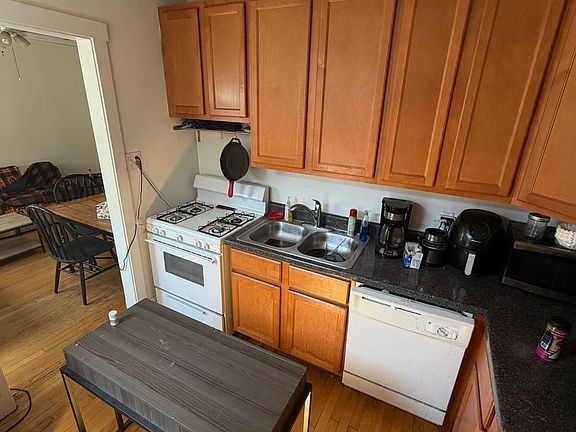 2nd image of 1423 W Addison St APT 3
