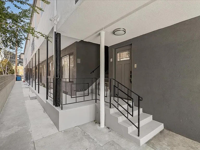652 N Hayworth Ave #2 — Photo 15