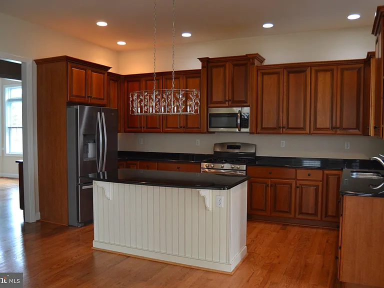 806 Wren Ln — Photo 11