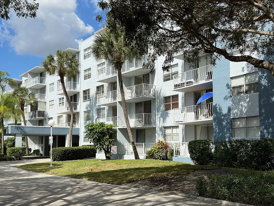 470 Executive Center Dr #5M