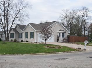 9816 N Briar Ln, Effingham, IL 62401