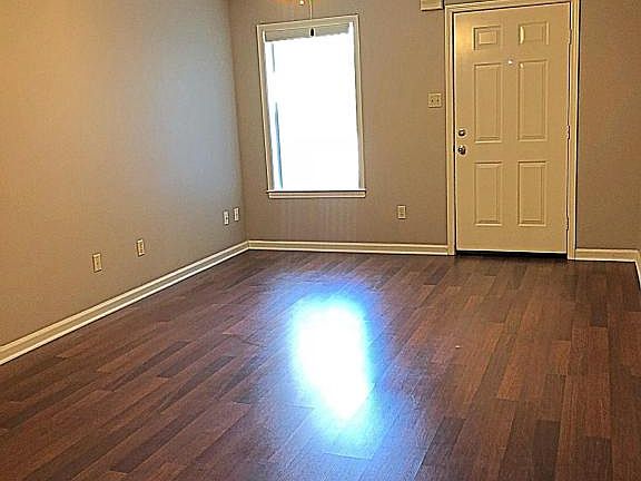 3rd image of 560 Beaumont Cir