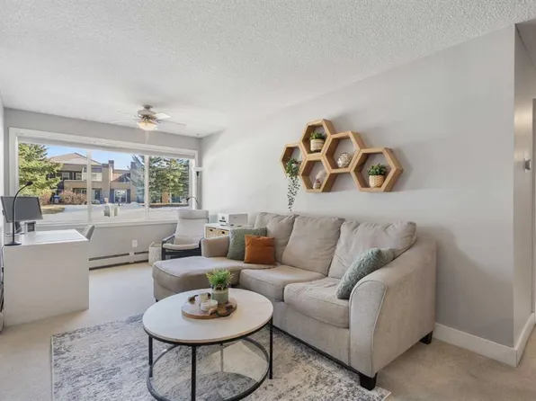 108 NW Village Hts SW #1, Calgary, AB T3H 2L2