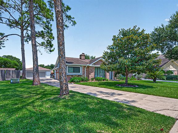 3rd image of 11818 Meadowdale Dr