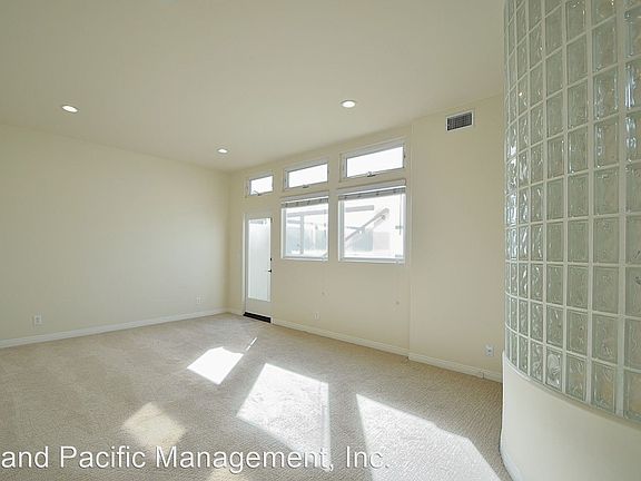 5th image of 2712 Manhattan Ave #A
