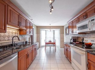 8313 Lacevine Rd, Louisville, KY 40220