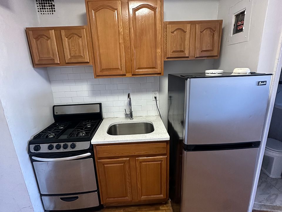 2nd image of 50 Shore Blvd #1Z