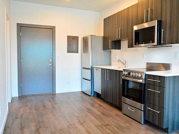 2nd image of 3334 SE Belmont St APT 302