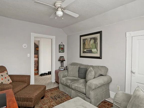 4th image of 609 Water St S #3