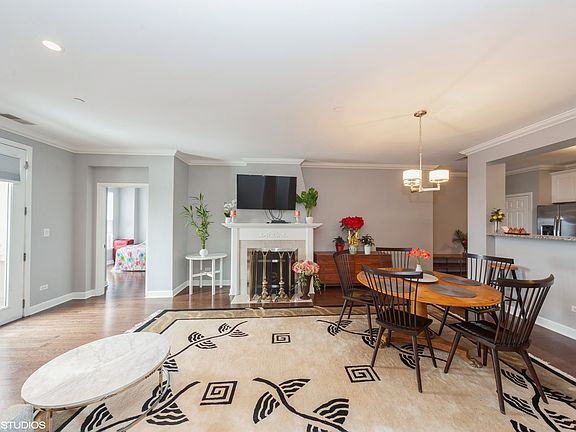 2nd image of 1950 Farnsworth Ln Unit 208