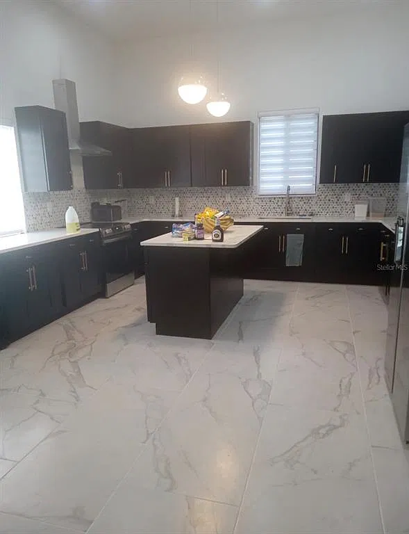 3 bed, 2.5 bath, 2282 sqft, $2,400 — Photo 2