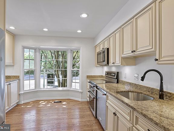 5th image of 5440 New London Park Dr