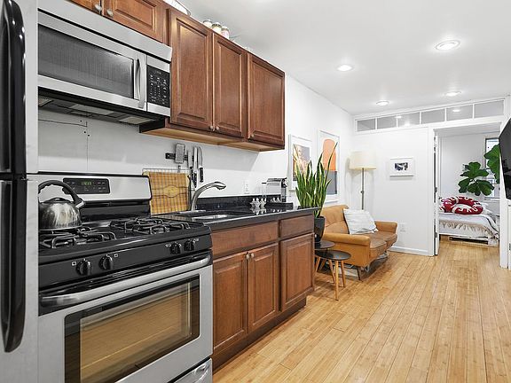 4th image of 121 Mulberry St APT 8
