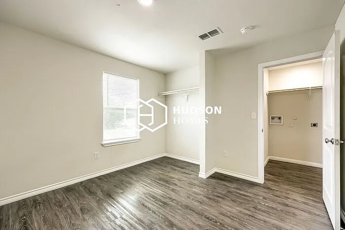 1389 Pecan St — Photo 8