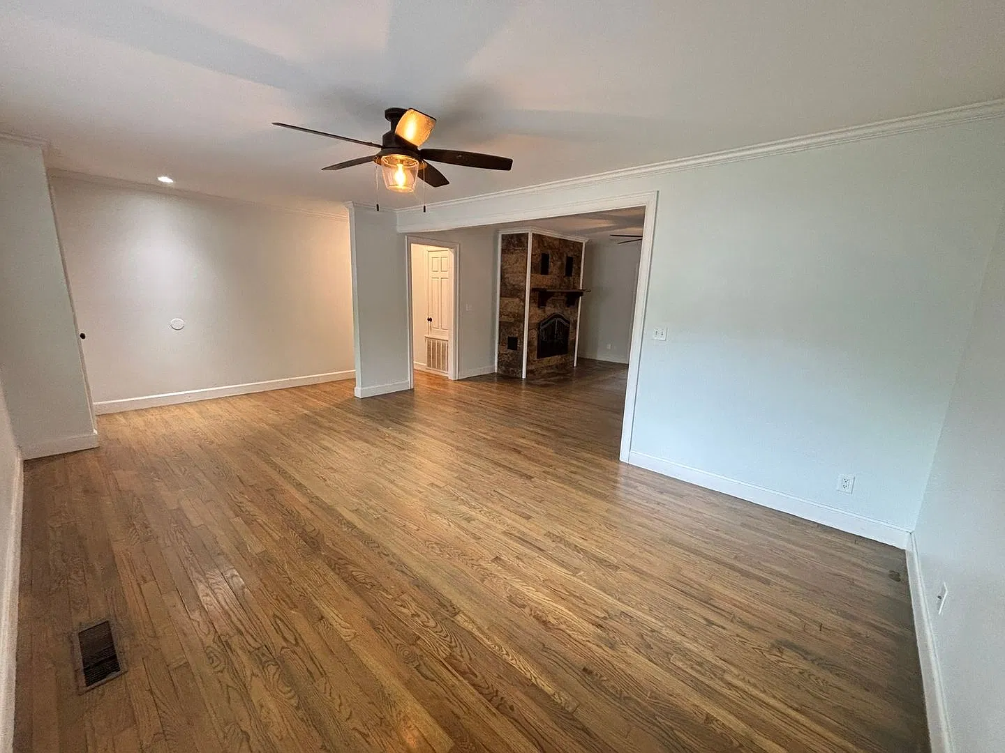 Stylish 3 Bedroom Home with Private Yard Near the University! — Photo 3