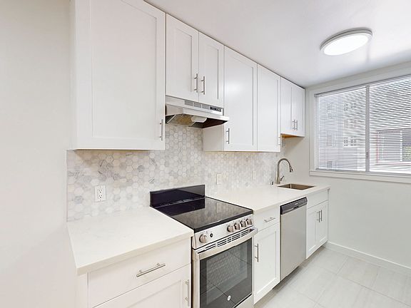 2nd image of 1980 Sacramento St APT 302