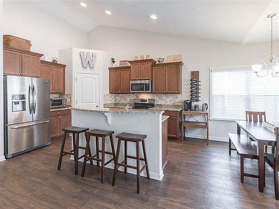 3rd image of 627 S Windowpane Way