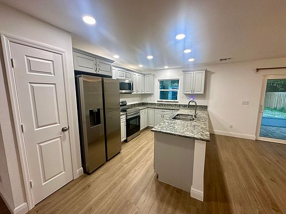 5th image of 827 SE 6th St