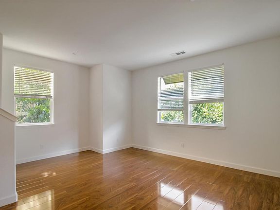 4th image of 958 E Duane Ave #100