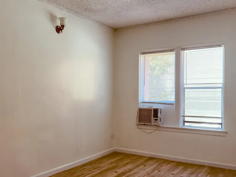 920 S Hobart Blvd — Photo 2