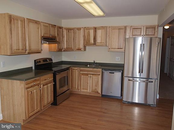 3rd image of 372A North Dr