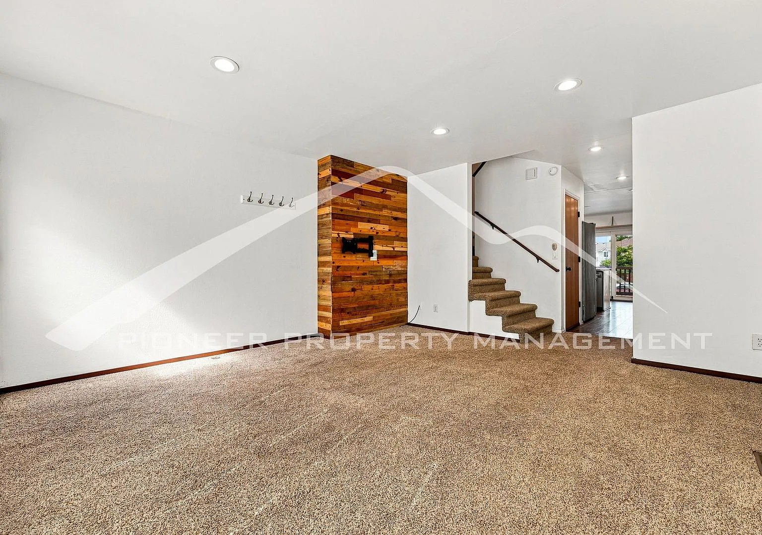 Spacious Townhouse with Central AC and Washer/Dryer — Photo 3