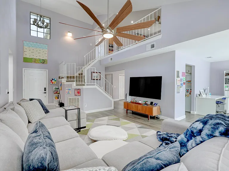 402 Oakcrest Dr — Photo 5