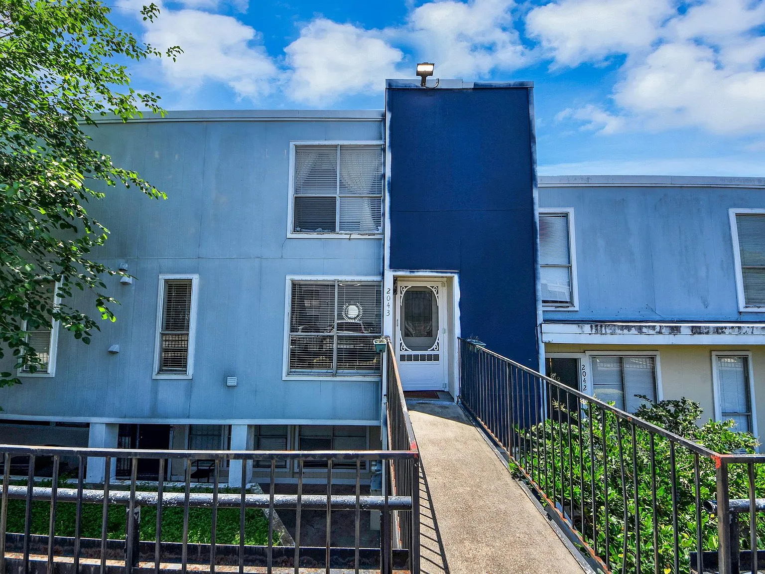3 bed, 2.5 bath, 1924 sqft, $1,800 — Photo 1