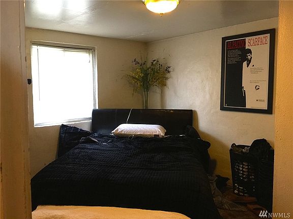 4th image of 305 Roake Ave SE
