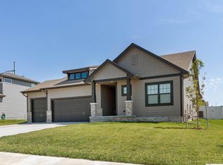 11223 Superior Dr, Papillion, NE 68046